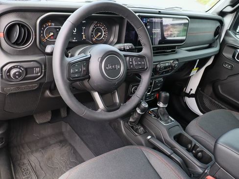 Used 2025 Jeep Gladiator Rubicon AWD/4WD image 12