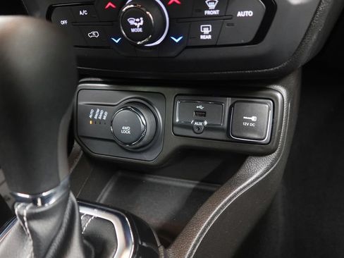 Used 2021 Jeep Renegade Latitude AWD/4WD image 17