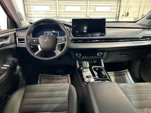 Used 2025 Mitsubishi Outlander SE image 4