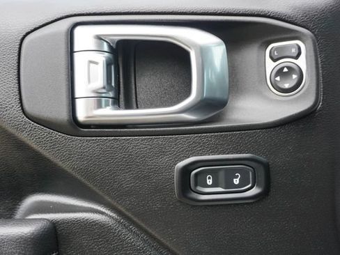 Used 2025 Jeep Gladiator Sport AWD/4WD image 9