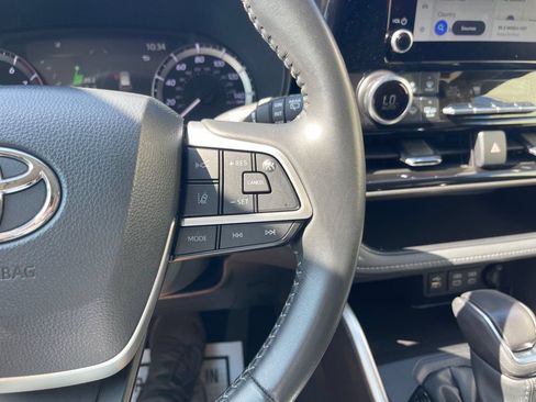 Used 2025 Toyota Highlander LE FWD image 16