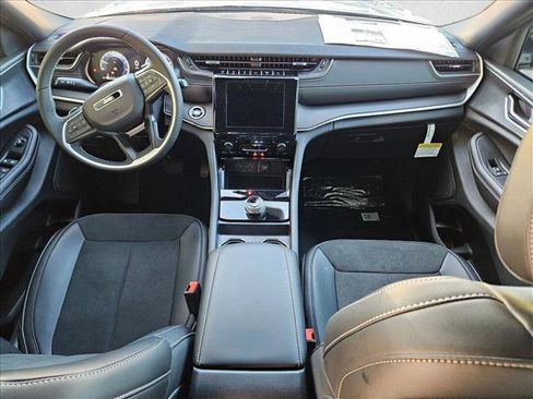 New 2025 Jeep Grand Cherokee Altitude image 15