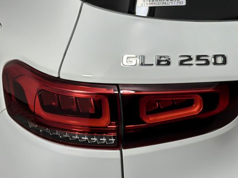 Used 2022 Mercedes-Benz GLB 250 w/ Premium Package Lite image 26