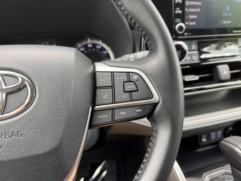 Used 2022 Toyota Highlander LE AWD/4WD image 25