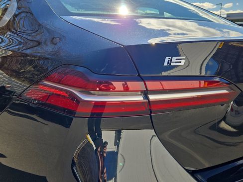 Used 2024 BMW i5 eDrive40i w/ Premium Package image 10