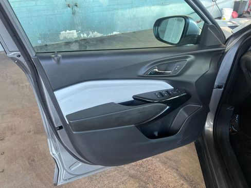 Used 2025 Chevrolet Trax LT FWD image 18