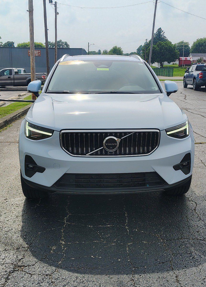 Used 2024 Volvo XC40 B5 Ultimate w/ Protection Package Premier AWD/4WD image 2