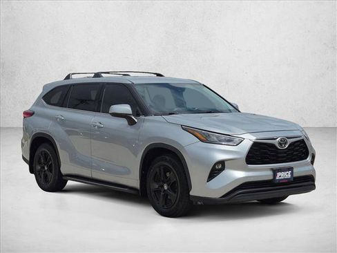 Used 2020 Toyota Highlander LE FWD image 3