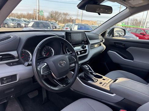 Used 2021 Toyota Highlander LE image 10