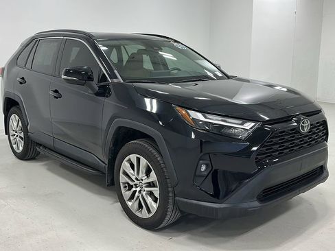 Used 2022 Toyota RAV4 XLE Premium image 8