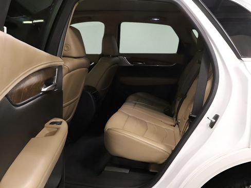 Used 2020 Cadillac XT5 Premium Luxury w/ Platinum Package FWD image 10
