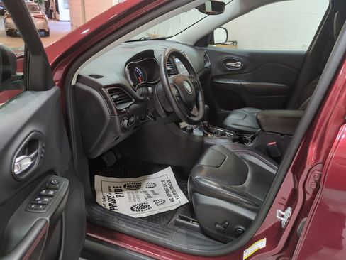 Used 2019 Jeep Cherokee Trailhawk AWD/4WD image 16