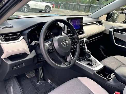 Used 2025 Toyota RAV4 XLE image 13