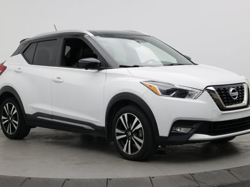 Used 2019 Nissan Kicks SR w/ SR Premium Package FWD image 3