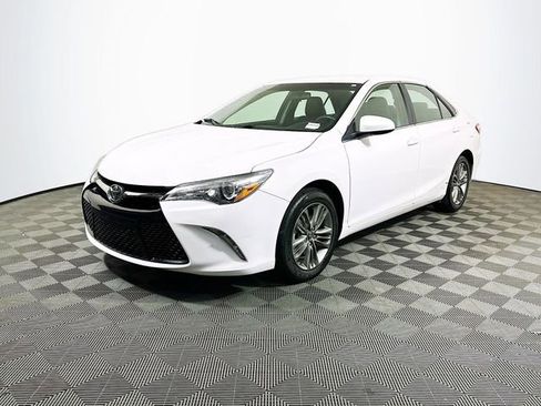 Used 2017 Toyota Camry SE FWD image 4
