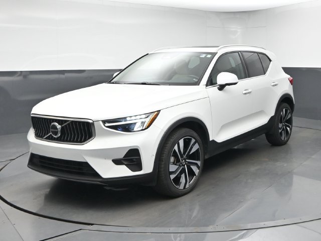 Used 2024 Volvo XC40 B5 Plus w/ Climate Package AWD/4WD image 3