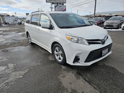 Used 2020 Toyota Sienna LE w/ Carpet Mat Package image 4