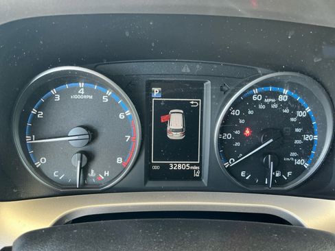 Used 2018 Toyota RAV4 LE w/ Carpet Mat Package FWD image 10