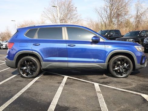 Used 2022 Volkswagen Taos SE w/ Panoramic Sunroof Package image 4