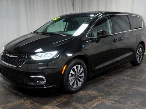 Used 2022 Chrysler Pacifica Touring-L w/ Uconnect Theater Family Group FWD image 2