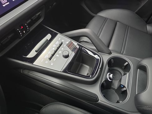 Used 2024 Porsche Cayenne S image 25