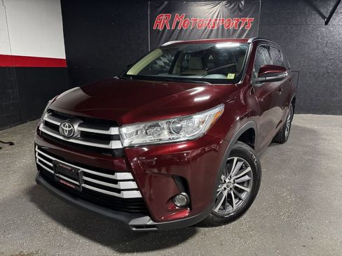 Used 2017 Toyota Highlander XLE AWD/4WD image 1