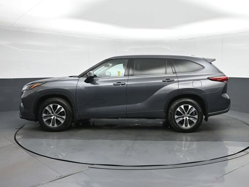 Used 2021 Toyota Highlander XLE AWD/4WD image 4