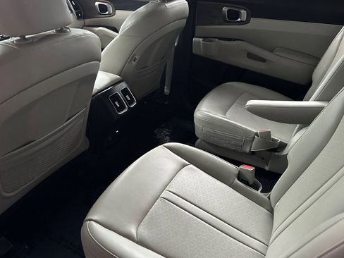 Used 2022 Kia Sorento EX w/ Panoramic Sunroof Package image 14