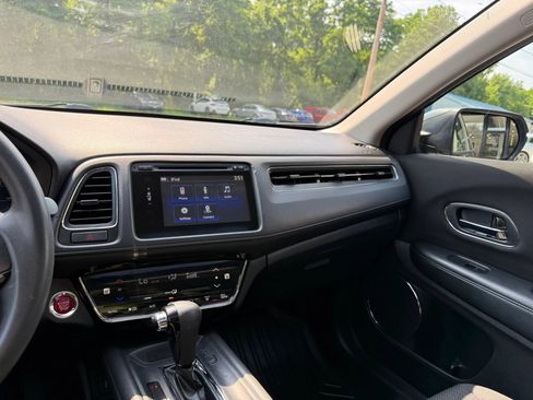 Used 2018 Honda HR-V EX image 12