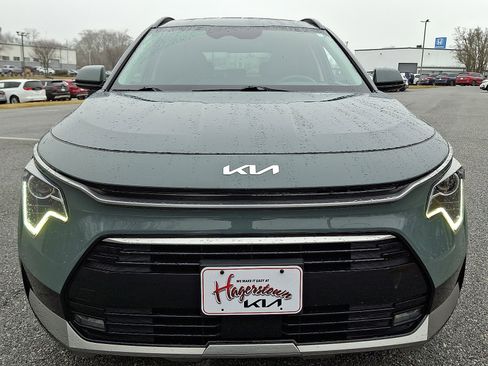 Used 2023 Kia Niro EX Touring image 2