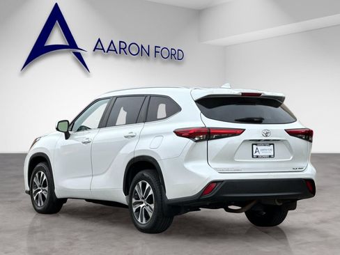 Used 2023 Toyota Highlander XLE image 3