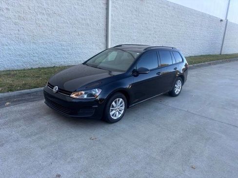 Used 2017 Volkswagen Golf S image 2