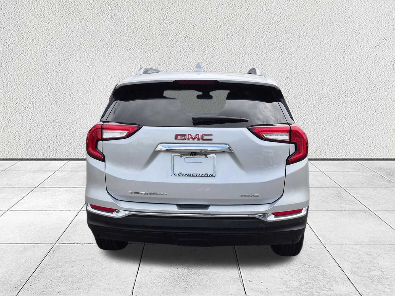 Used 2022 GMC Terrain SLT w/ Infotainment Package II AWD/4WD image 4