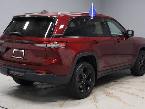 Used 2023 Jeep Grand Cherokee Altitude AWD/4WD image 12