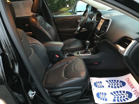 Used 2018 Jeep Cherokee Trailhawk w/ Quick Order Package 27L image 28