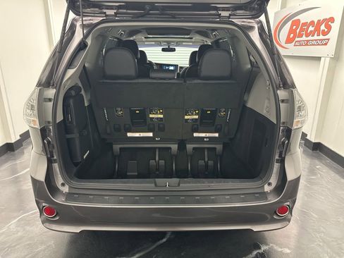 Used 2017 Toyota Sienna SE Premium image 29