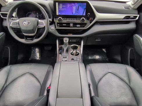 Used 2023 Toyota Highlander Platinum image 15