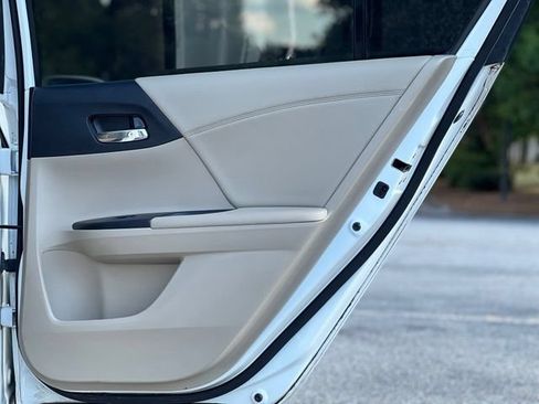 Used 2017 Honda Accord EX image 18