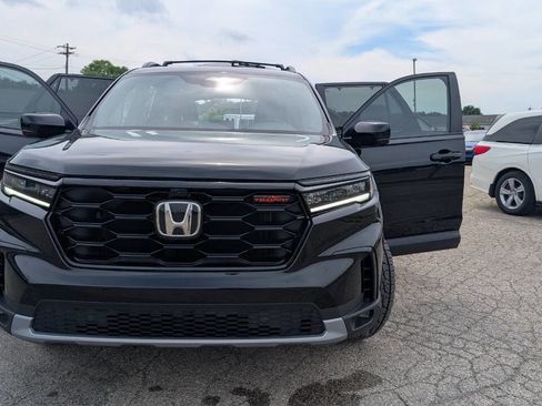 Used 2025 Honda Pilot TrailSport image 12