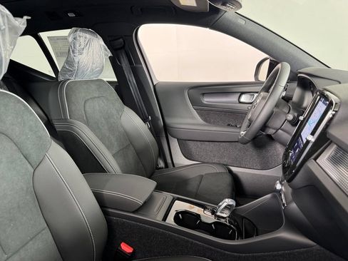New 2026 Volvo EX40 Ultra AWD/4WD image 2