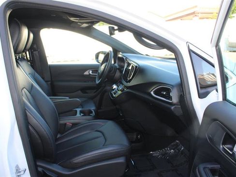 Used 2026 Chrysler Pacifica Select FWD image 11
