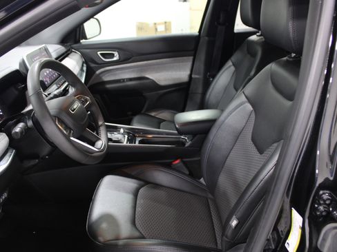 Used 2025 Jeep Compass Latitude image 3