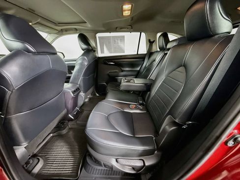 Used 2021 Toyota Highlander XLE AWD/4WD image 26