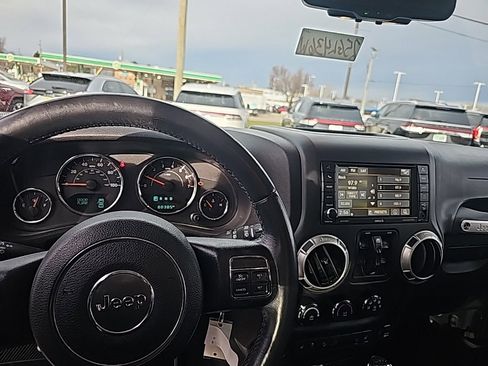 Used 2016 Jeep Wrangler Unlimited Sahara w/ Connectivity Group image 10