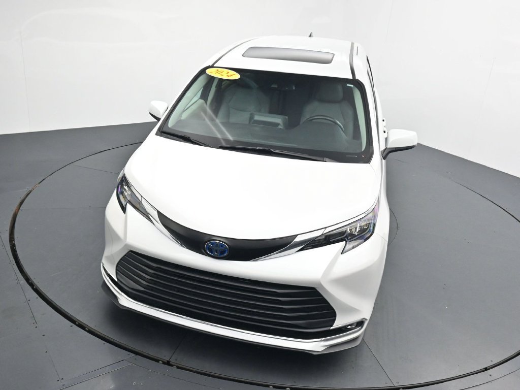 Used 2024 Toyota Sienna XLE FWD image 25