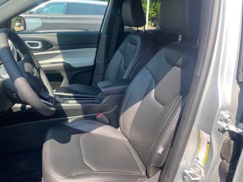 Used 2025 Jeep Compass Limited AWD/4WD image 2