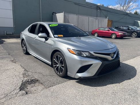 Used 2020 Toyota Camry SE image 3