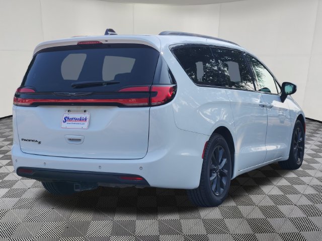Used 2023 Chrysler Pacifica Touring w/ S Appearance Package FWD image 5