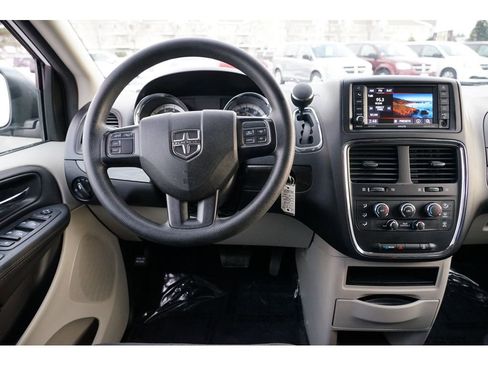 Used 2018 Dodge Grand Caravan SE w/ UConnect Hands-Free Group image 19
