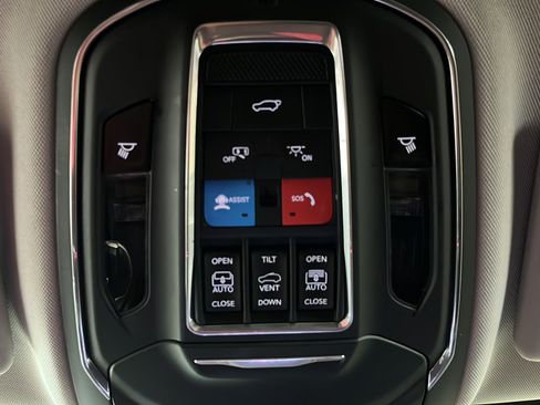 Used 2022 Jeep Grand Cherokee L Limited w/ Black Appearance Package AWD/4WD image 33